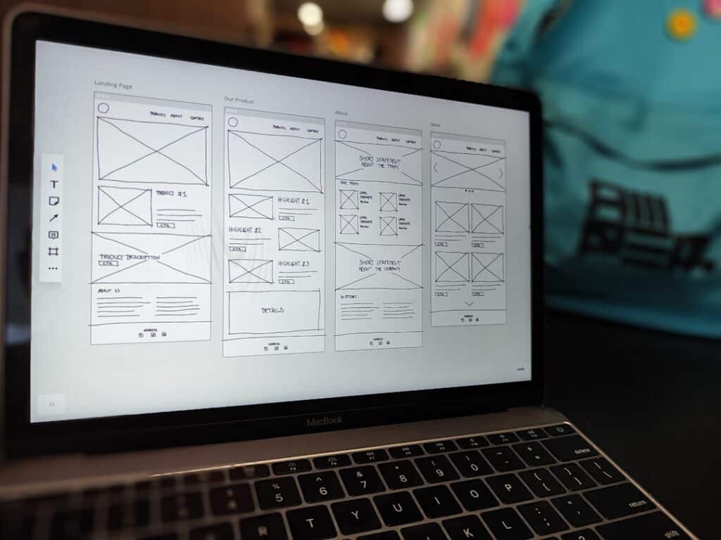 Ordenador portátil mostrando el diseño responsive de una página web moderna