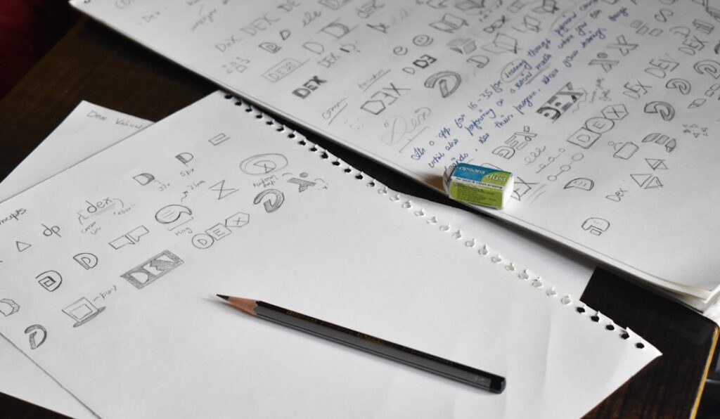 Boceto de logotipo dibujado a mano en un cuaderno durante el proceso de creación de una identidad de marca