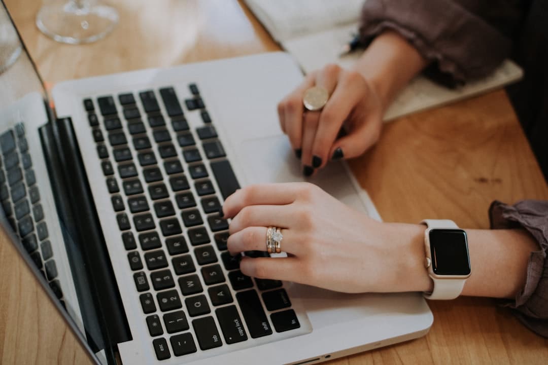 Propietaria de una pyme planificando su estrategia de marketing digital en el ordenador