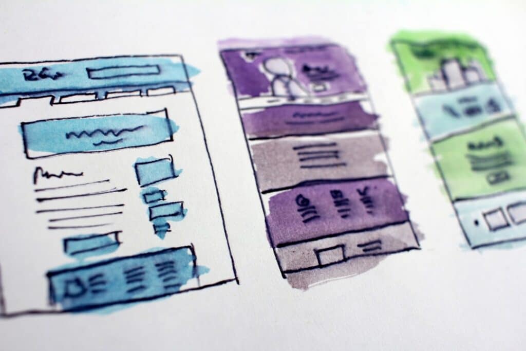Wireframe de una web mostrado en la pantalla de un ordenador durante el proceso de diseño UX/UI