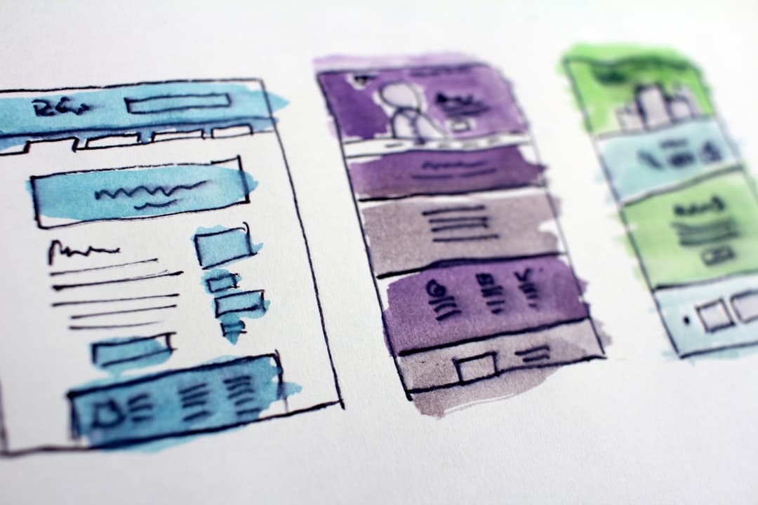 Wireframe de una web mostrado en la pantalla de un ordenador durante el proceso de diseño UX/UI