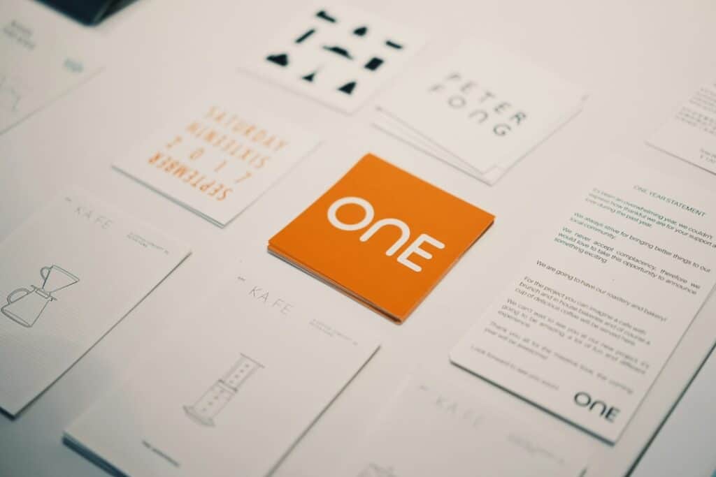 Tarjetas de identidad de marca con tipografía y paleta de color sobre una mesa, representando las tendencias de branding 2026-2027