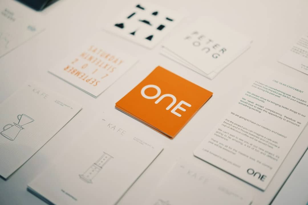 Tarjetas de identidad de marca con tipografía y paleta de color sobre una mesa, representando las tendencias de branding 2026-2027